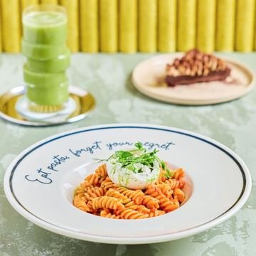 Acı Biberli Domates Soslu Burrata Makarna